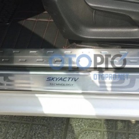 Ốp bậc cửa, nẹp bước chân mạ crôm bên trong Mazda 3 2015