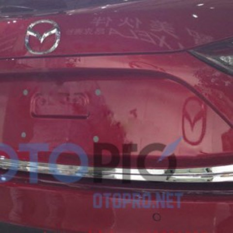 Nẹp trang trí cốp sau mạ crôm xe Mazda 3 Hatchback 2015