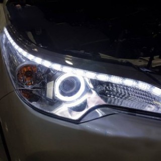 Độ dải LED mí trắng và vòng angel xe Fortuner 2017