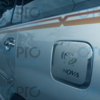 Ốp trang trí nắp bình xăng inox cho Toyota Innova 2014