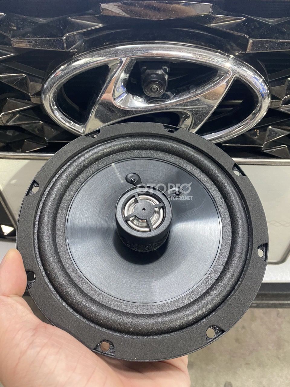 Độ loa Hyundai Accent với cấu hình âm thanh loa AudioCircle