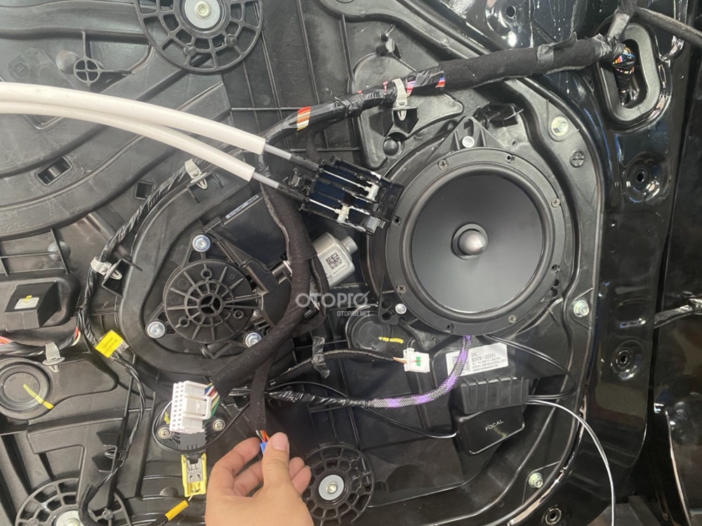 Độ ampli Hyundai Tucson  m ly (amplifier) là thiết bị nhận tín hiệu âm thanh từ nguồn phát. Đây là thiết bị không thể thiếu trong các cấu hình âm thanh. Chức năng chính của amplifier ô tô là khuếch đại tín hiệu âm tần từ đầu phát lên mức cao hơn, cung cấp cho một hoặc nhiều loa trong hệ thống âm thanh. Nếu không có ampli thì loa sẽ không kêu được. Thông thường, công suất thực tế của ampli sẽ phải cao hơn công suất loa từ 20 - 30%. Khi công suất ampli quá kém so với công suất loa sẽ dẫn đến việc méo tiếng, chất lượng âm thanh kém ở các dải trầm, thiếu chiều sâu. Không chỉ vậy, hiện tượng méo tiếng sẽ dẫn đến việc loa di chuyển sai quy trình, làm voice coil của loa nóng lên, dễ cháy. Trong khi đó, số kênh sẽ tương ứng với số loa mà ampli đó có thể đánh. Chủ xe Hyundai Tucson chọn ampli tích hợp DSP dòng RA6II. Ngoài chức năng chính là kéo công suất cho loa cánh, RA6II còn giúp người dùng căn chỉnh hệ thống âm thanh như độ cân bằng, độ trễ. Từ đó mang đến trải nghiệm âm thanh chính xác hơn.