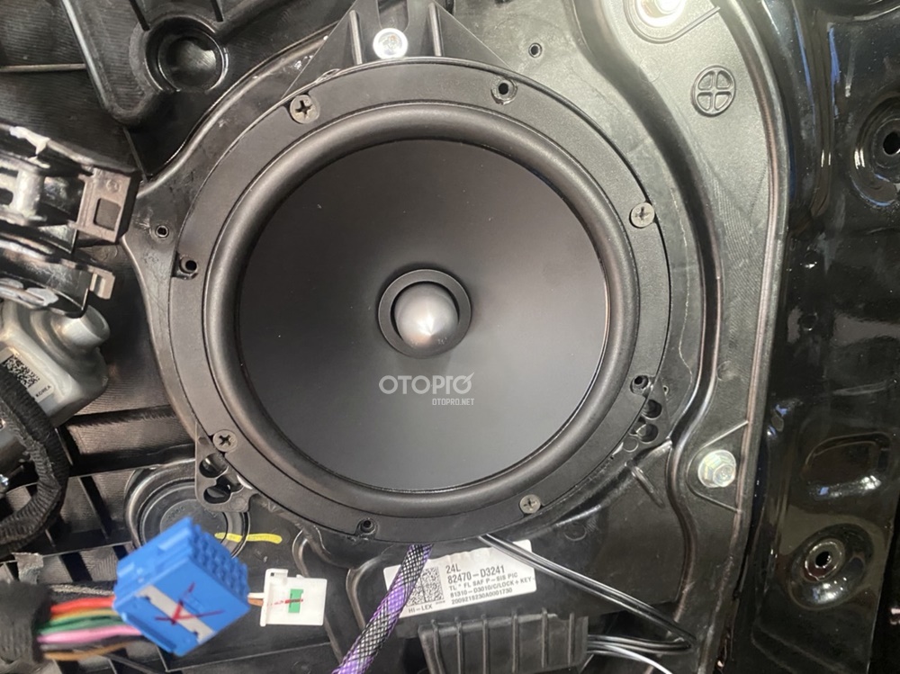 Độ ampli Hyundai Tucson  m ly (amplifier) là thiết bị nhận tín hiệu âm thanh từ nguồn phát. Đây là thiết bị không thể thiếu trong các cấu hình âm thanh. Chức năng chính của amplifier ô tô là khuếch đại tín hiệu âm tần từ đầu phát lên mức cao hơn, cung cấp cho một hoặc nhiều loa trong hệ thống âm thanh. Nếu không có ampli thì loa sẽ không kêu được. Thông thường, công suất thực tế của ampli sẽ phải cao hơn công suất loa từ 20 - 30%. Khi công suất ampli quá kém so với công suất loa sẽ dẫn đến việc méo tiếng, chất lượng âm thanh kém ở các dải trầm, thiếu chiều sâu. Không chỉ vậy, hiện tượng méo tiếng sẽ dẫn đến việc loa di chuyển sai quy trình, làm voice coil của loa nóng lên, dễ cháy. Trong khi đó, số kênh sẽ tương ứng với số loa mà ampli đó có thể đánh. Chủ xe Hyundai Tucson chọn ampli tích hợp DSP dòng RA6II. Ngoài chức năng chính là kéo công suất cho loa cánh, RA6II còn giúp người dùng căn chỉnh hệ thống âm thanh như độ cân bằng, độ trễ. Từ đó mang đến trải nghiệm âm thanh chính xác hơn.