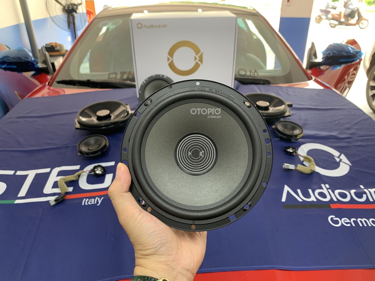 Jaguar F- Type độ loa audiocircle
