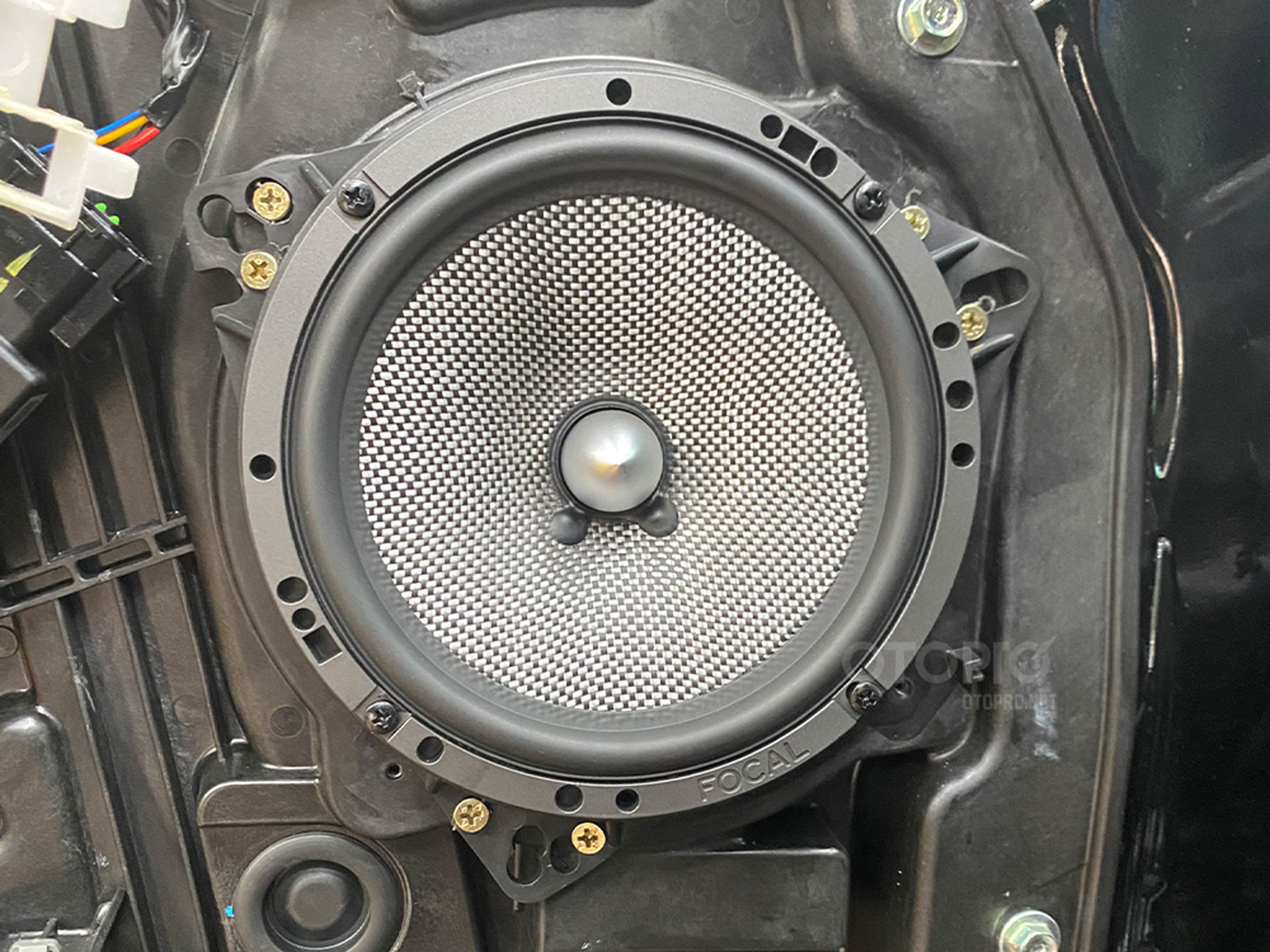 Độ loa Hyundai SantaFe với cấu hình âm thanh loa Focal ACCESS 165 AS 