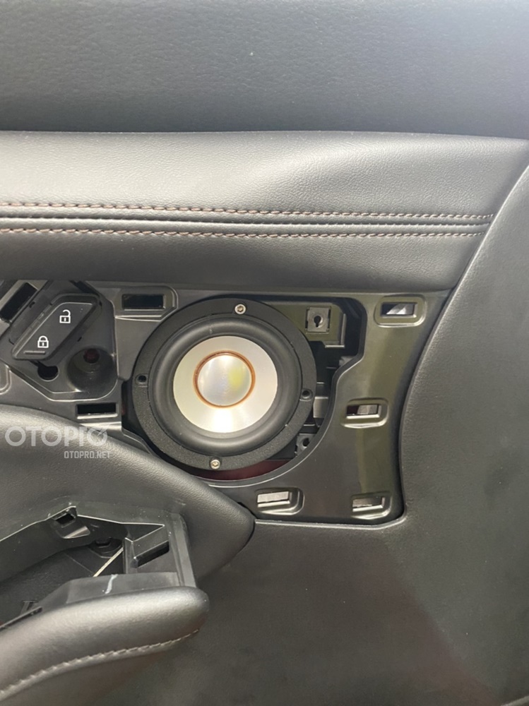 Độ loa Mazda 3 với cấu hình âm thanh loa STEG MS30