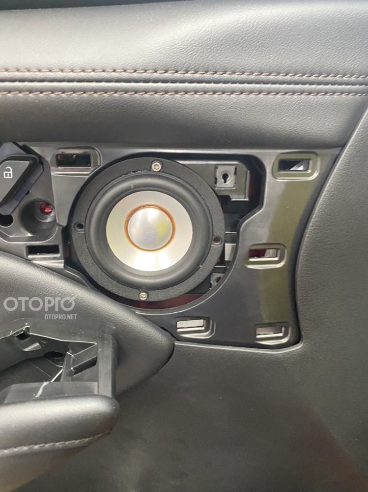 Độ loa Mazda 3 với cấu hình âm thanh loa STEG MS30