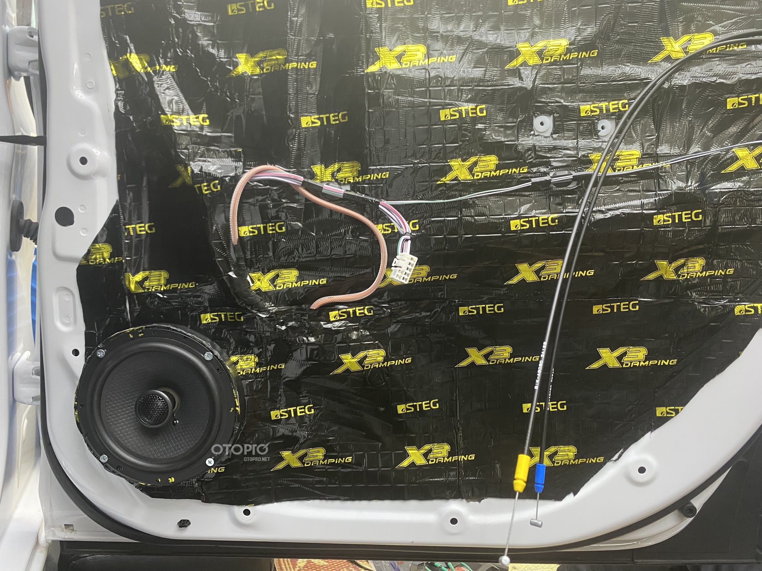 Độ loa Mitsubishi Xpander Cross với cấu hình âm thanh loa AudioCircle
