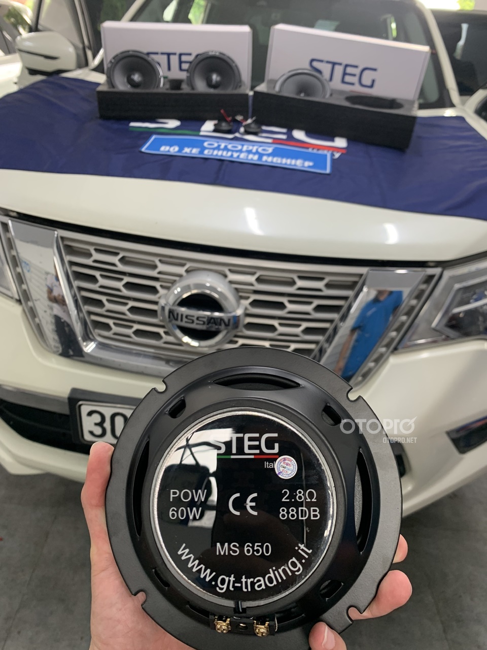 Độ loa Nissan Terra với cấu hình âm thanh loa Steg Leo650C