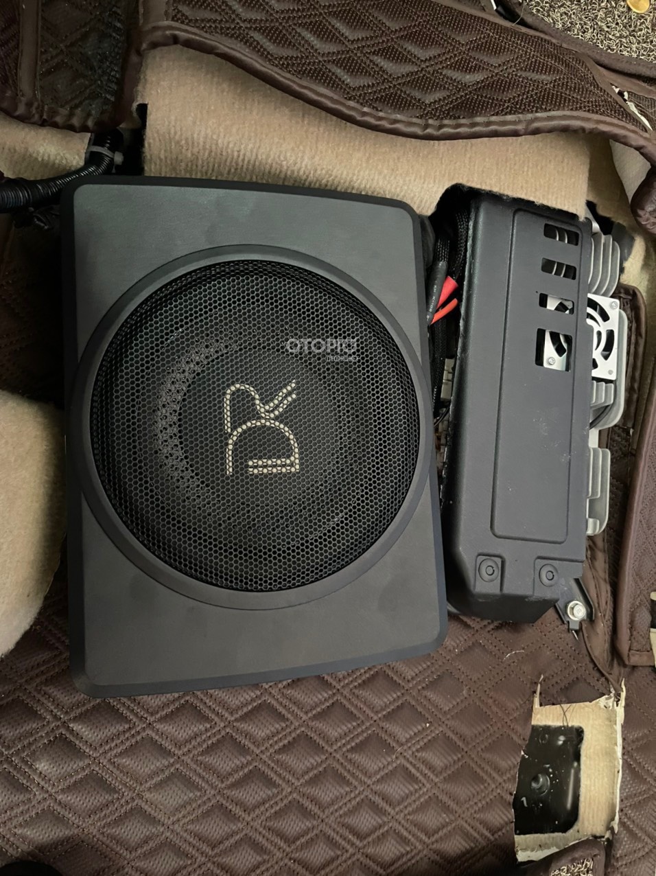 Độ loa Toyota LandCruiser Prado với cấu hình âm thanh loa AudioCircle