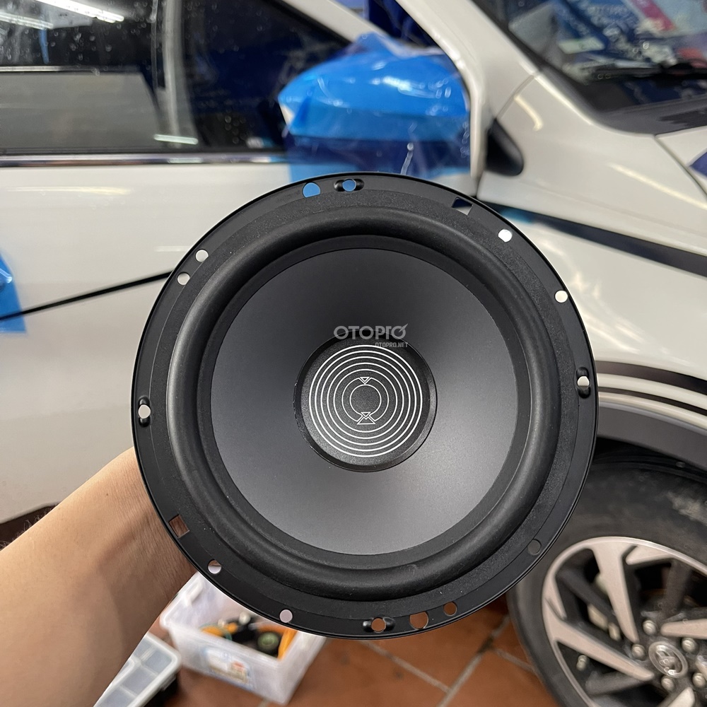 Độ loa Toyota Rush với cấu hình âm thanh loa AudioCircle