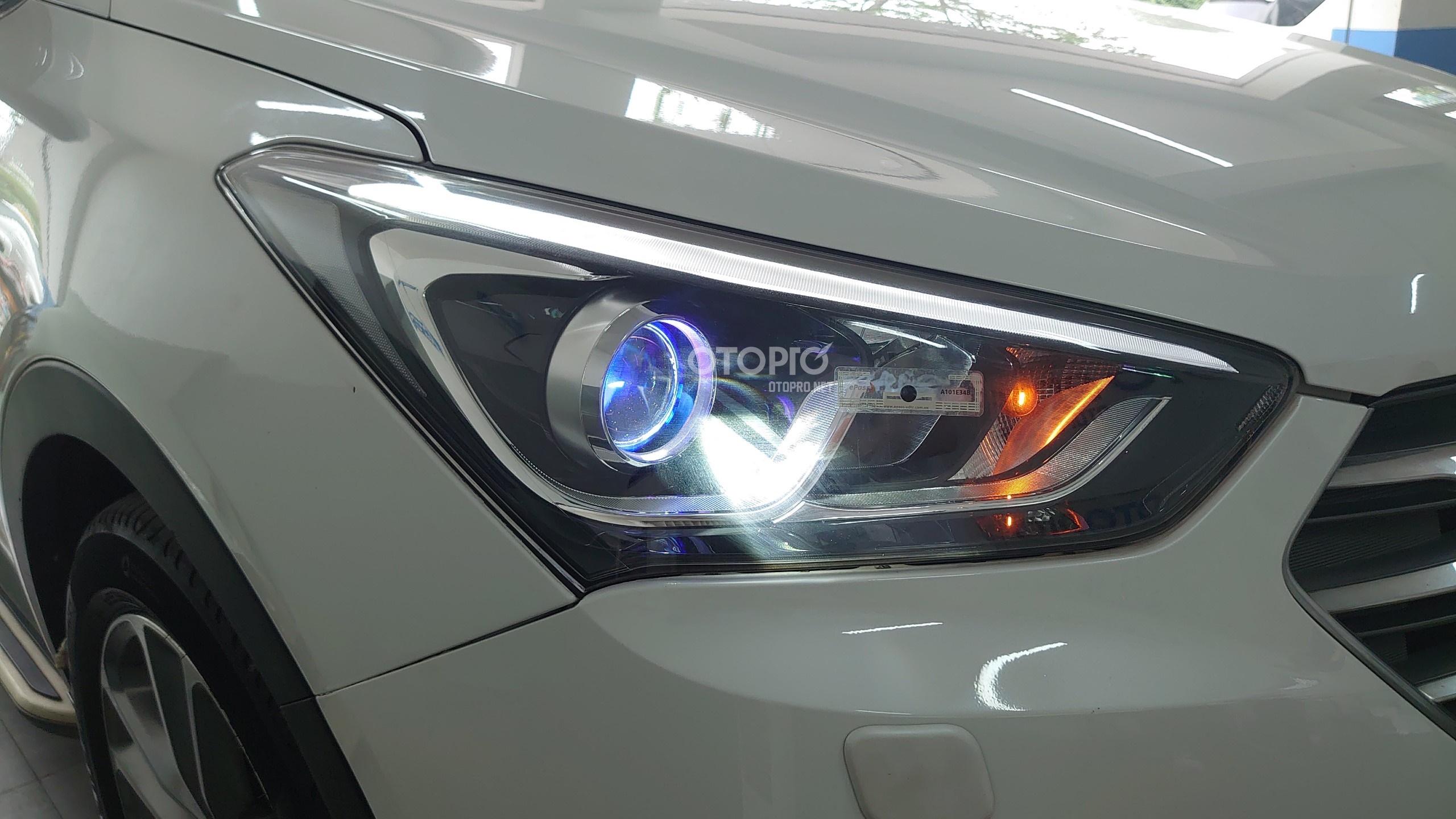 Độ đèn Hyundai SantaFe  với Bi Led Aozoom Domax