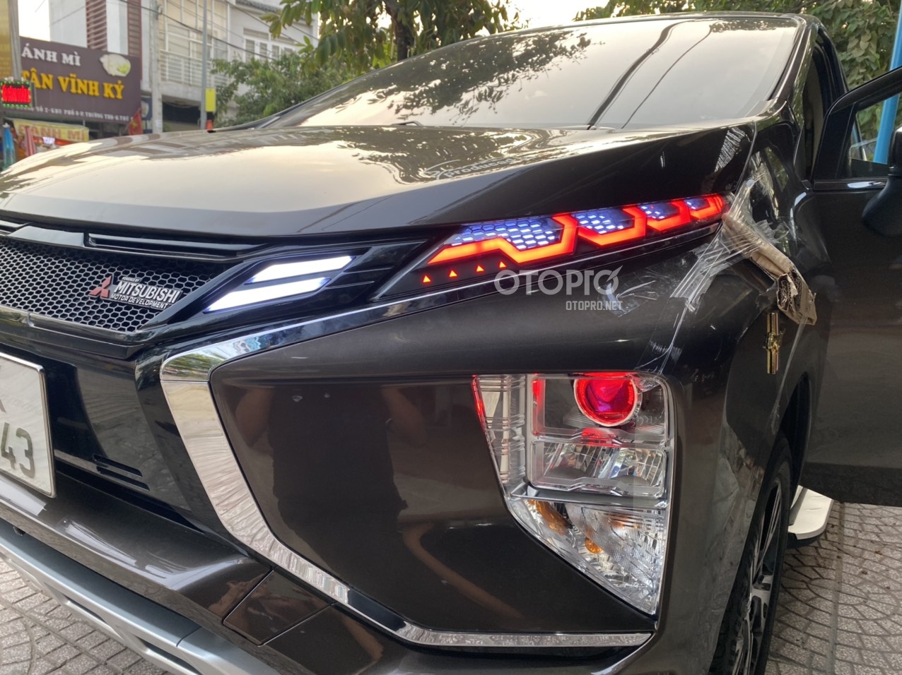Độ đèn Mitsubishi Xpander Cross với Bi Led Aozoom Domax Xled Pro mắt quỷ đổi màu