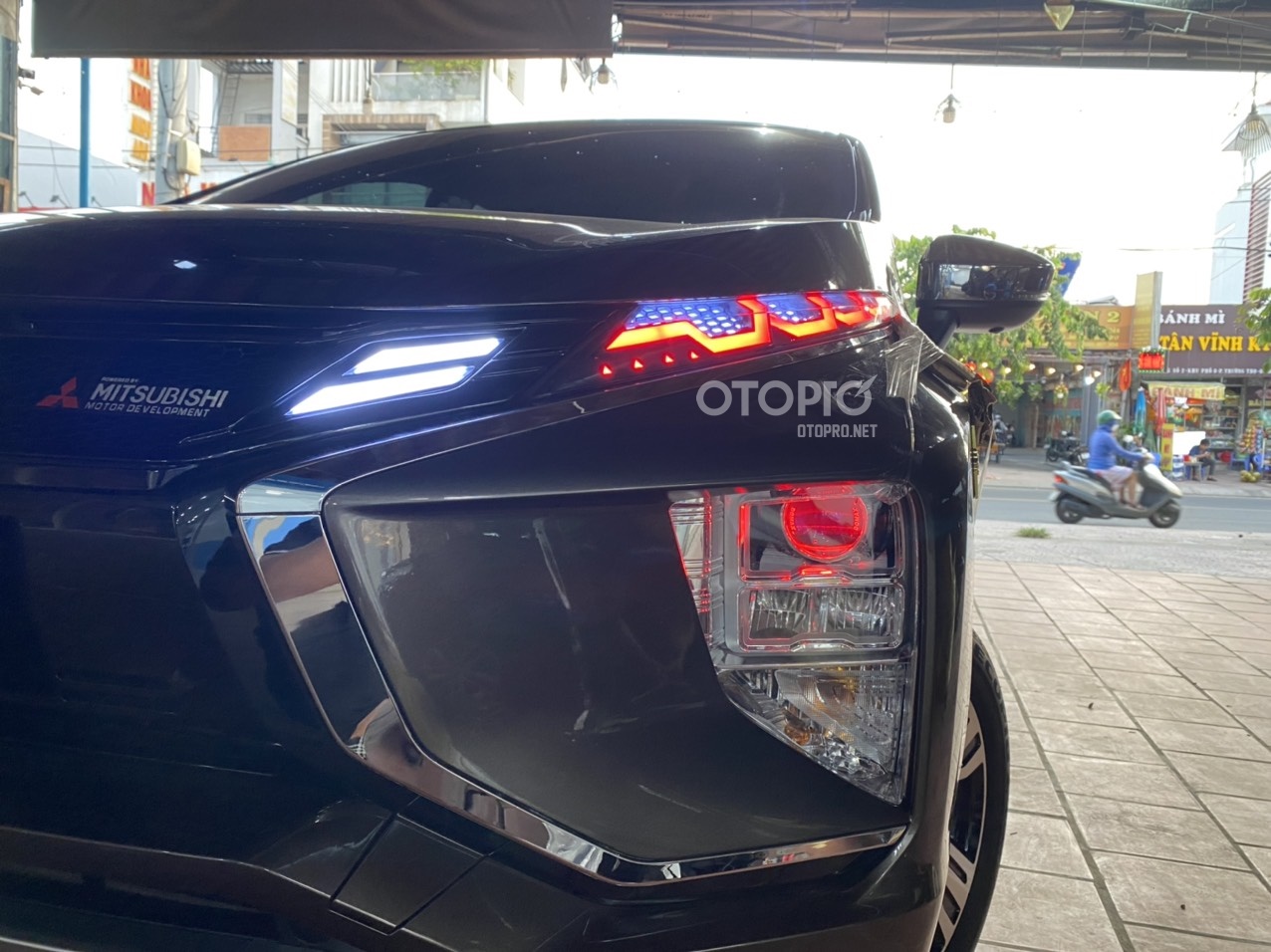 Độ đèn Mitsubishi Xpander Cross với Bi Led Aozoom Domax Xled Pro mắt quỷ đổi màu
