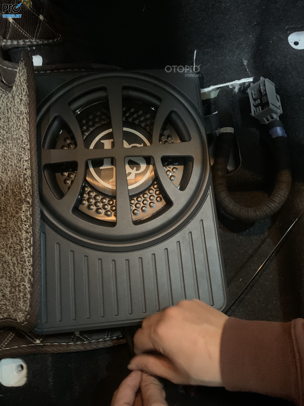 Độ loa sub điện Mazda 3 2019 với loa sub gầm ghế DLS ACW10