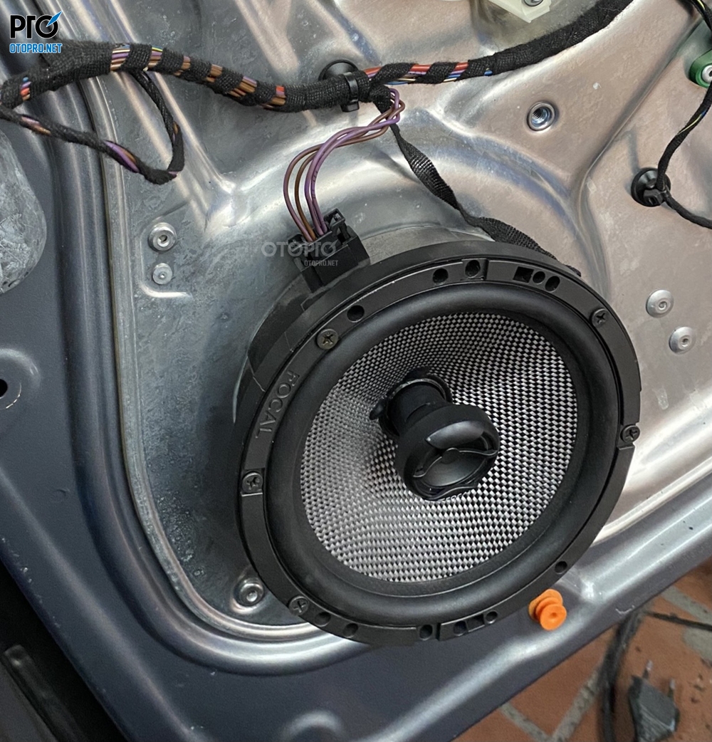 Độ loa Mercedes E250 2014 với hệ thống âm thanh loa Focal
