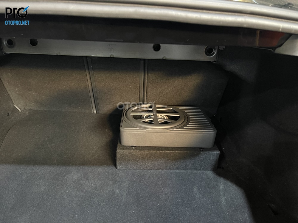 Độ loa sub điện Mercedes C250 với loa sub DLS ACW10