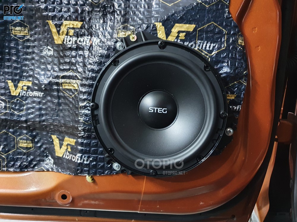 Độ loa Suzuki Vitara 2017 với cấu hình âm thanh loa STEG LEO650C