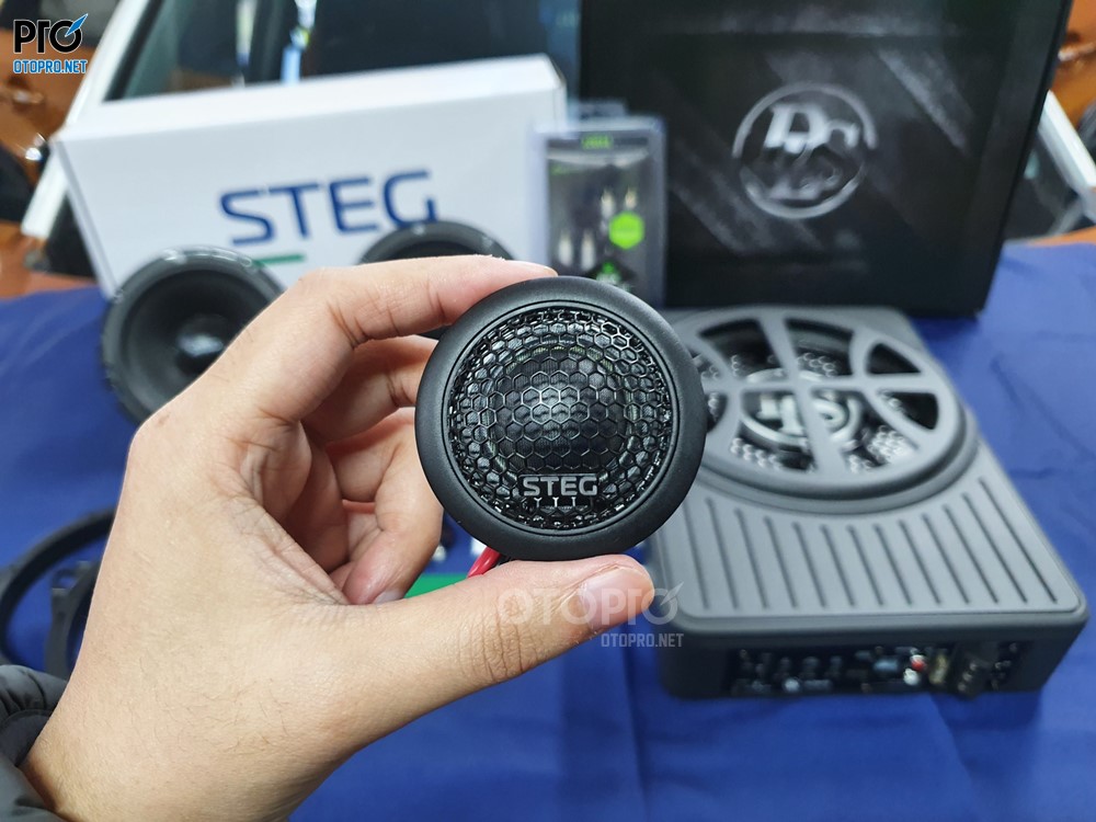 Độ loa Suzuki Vitara 2017 với cấu hình âm thanh loa STEG LEO650C