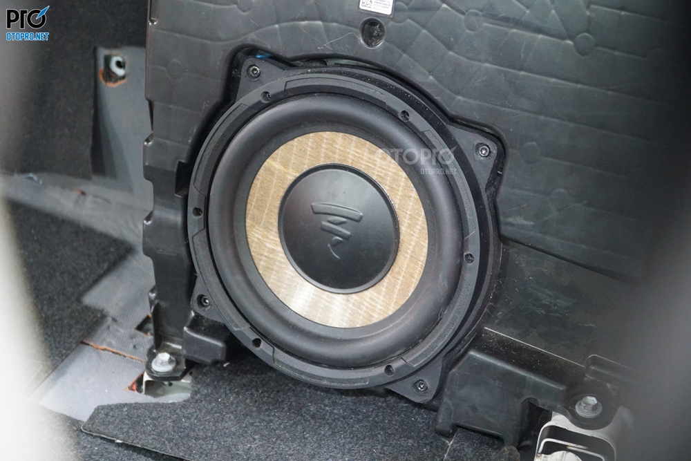Độ loa Toyota Hilux 2021 với cấu hình âm thanh loa DLS Scandcase 2