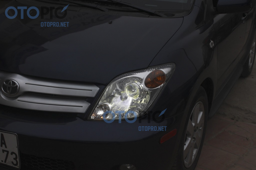 Toyota xA độ đèn bi xenon