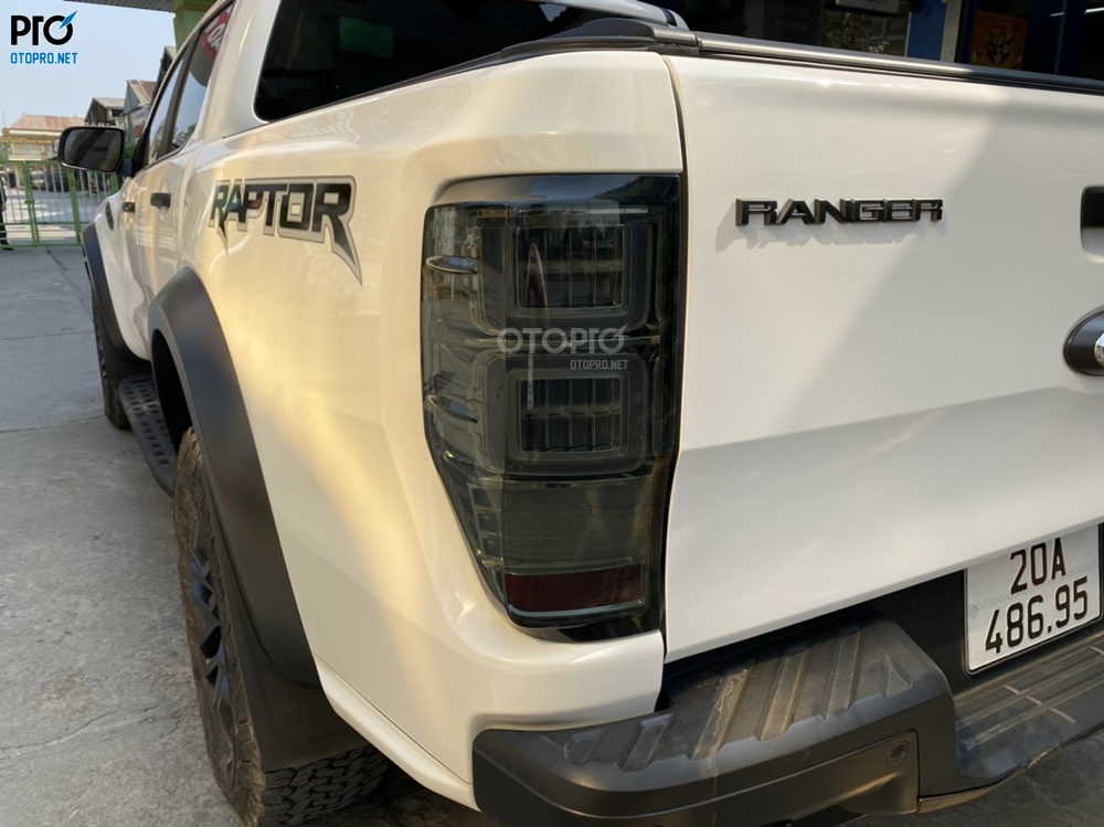 Độ đèn Ford Ranger Raptor 2018 với đèn hậu full LED nguyên bộ