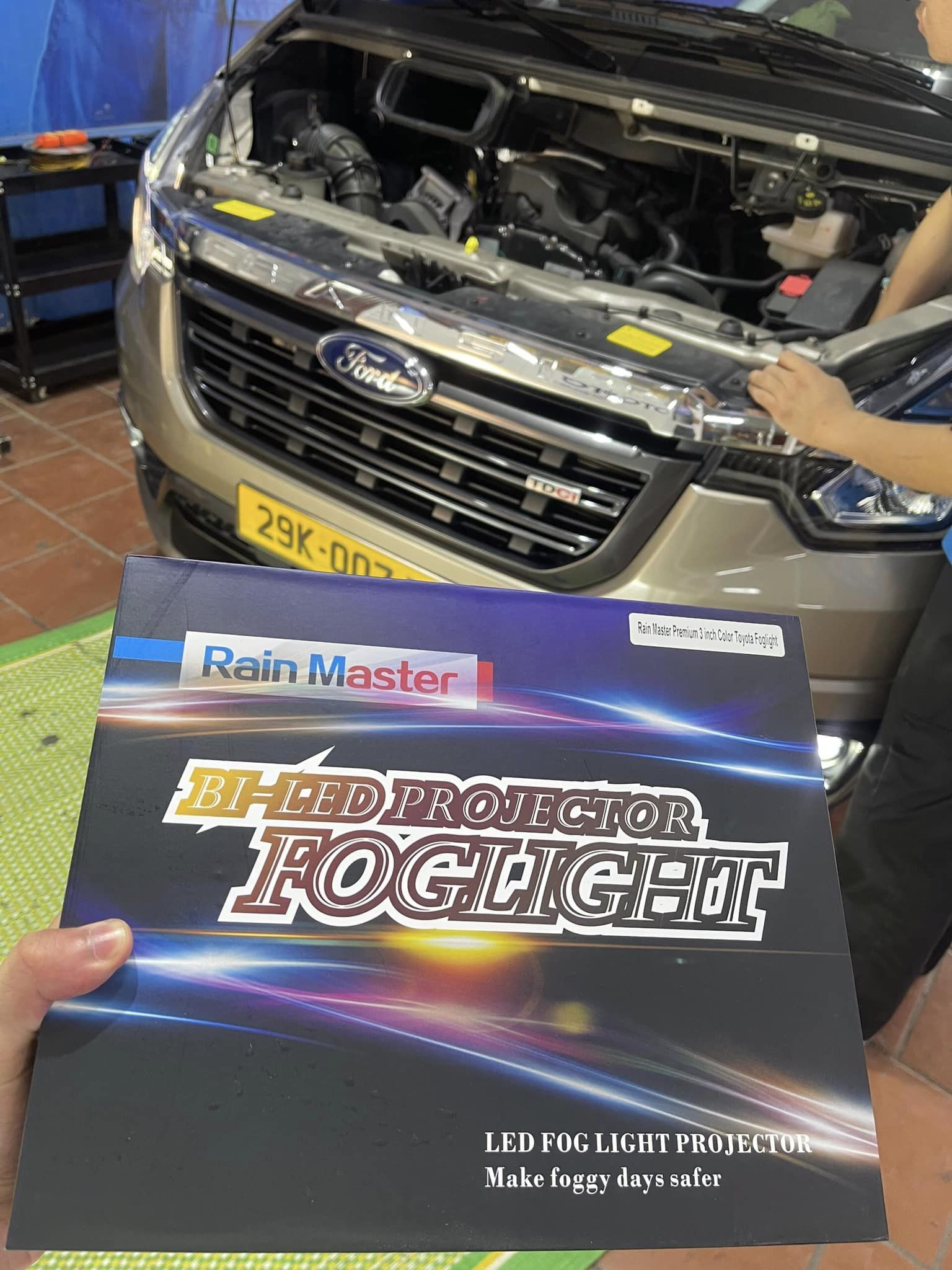 Độ đèn gầm Ford Transit với bi led gầm Rain Master