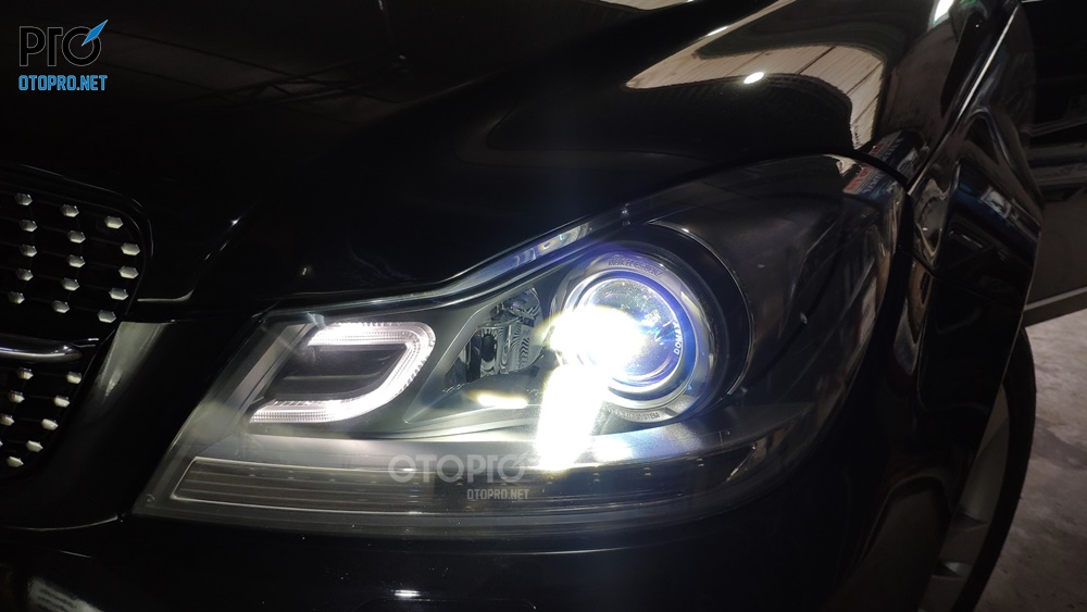 Độ đèn Mercedes C250 với đèn bi laser Omega Domax