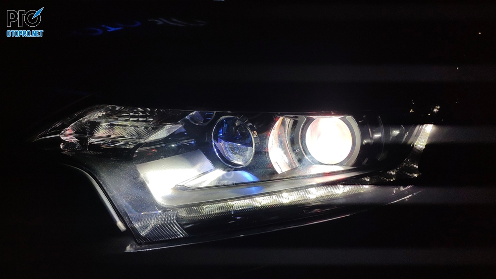 Độ đèn Mitsubishi Outlander 2020 với đèn bi laser Aozoom Megalodon