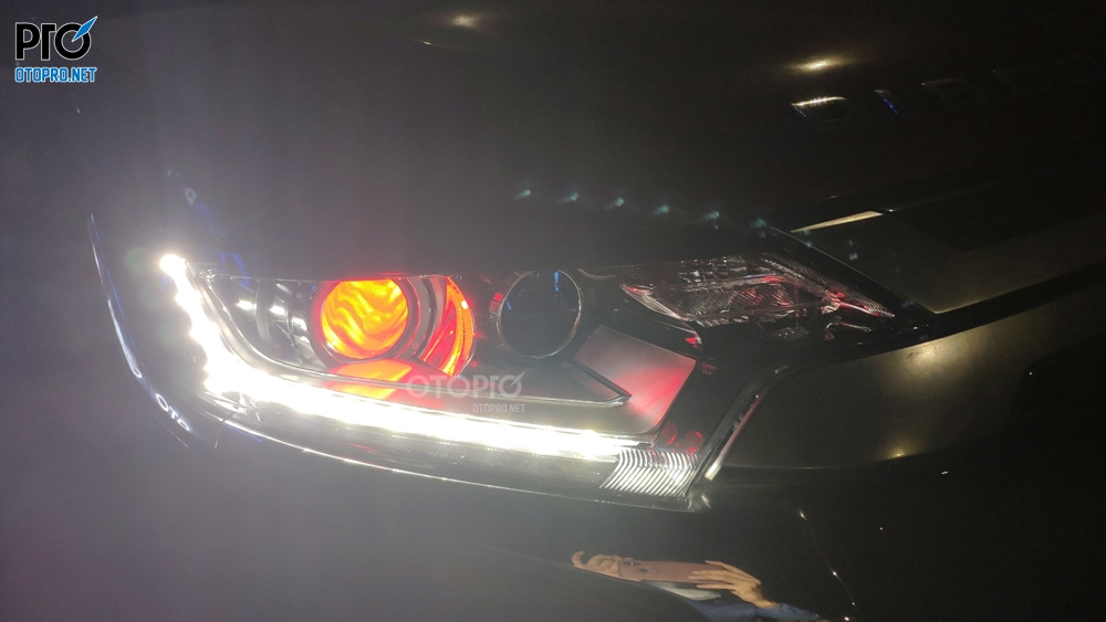 Độ đèn Mitsubishi Outlander 2020 với đèn bi laser Aozoom Megalodon