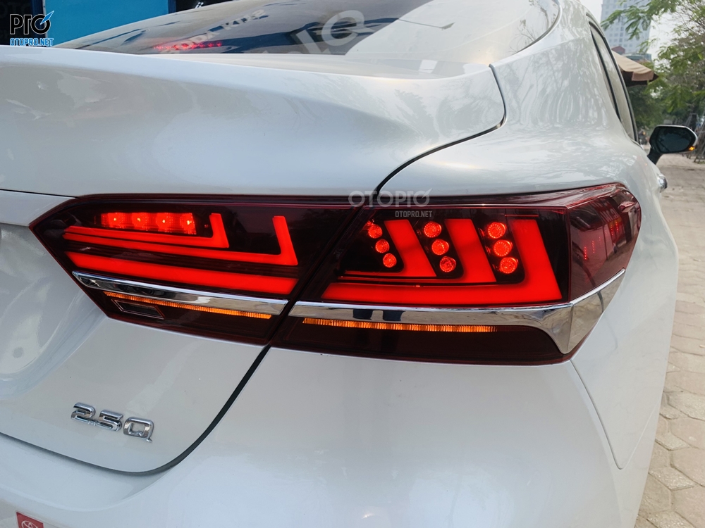 Độ đèn nguyên bộ Toyota Camry 2021 với đèn hậu nguyên bộ full led