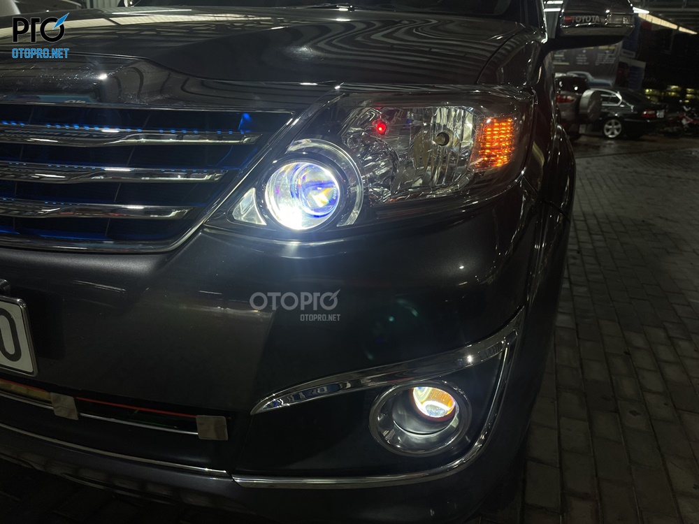 Độ đèn Toyota Fortuner 2013 với đèn bi Domax X-Led Pro và bi gầm F10