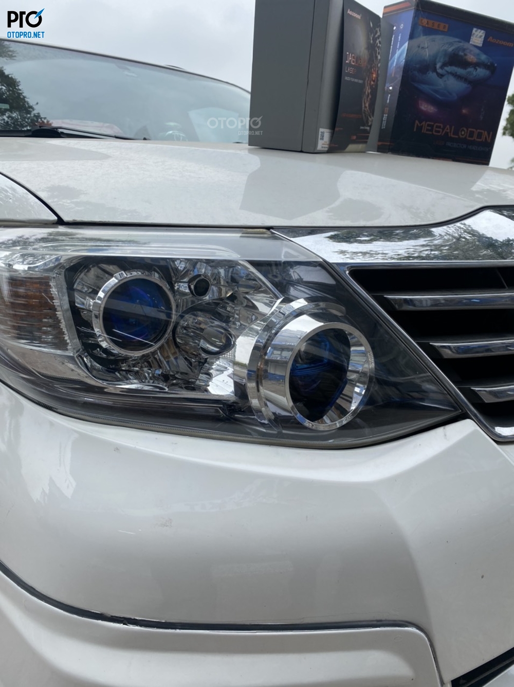 Độ đèn Toyota Fortuner 2019 với cặp đèn bi laser Aozoom