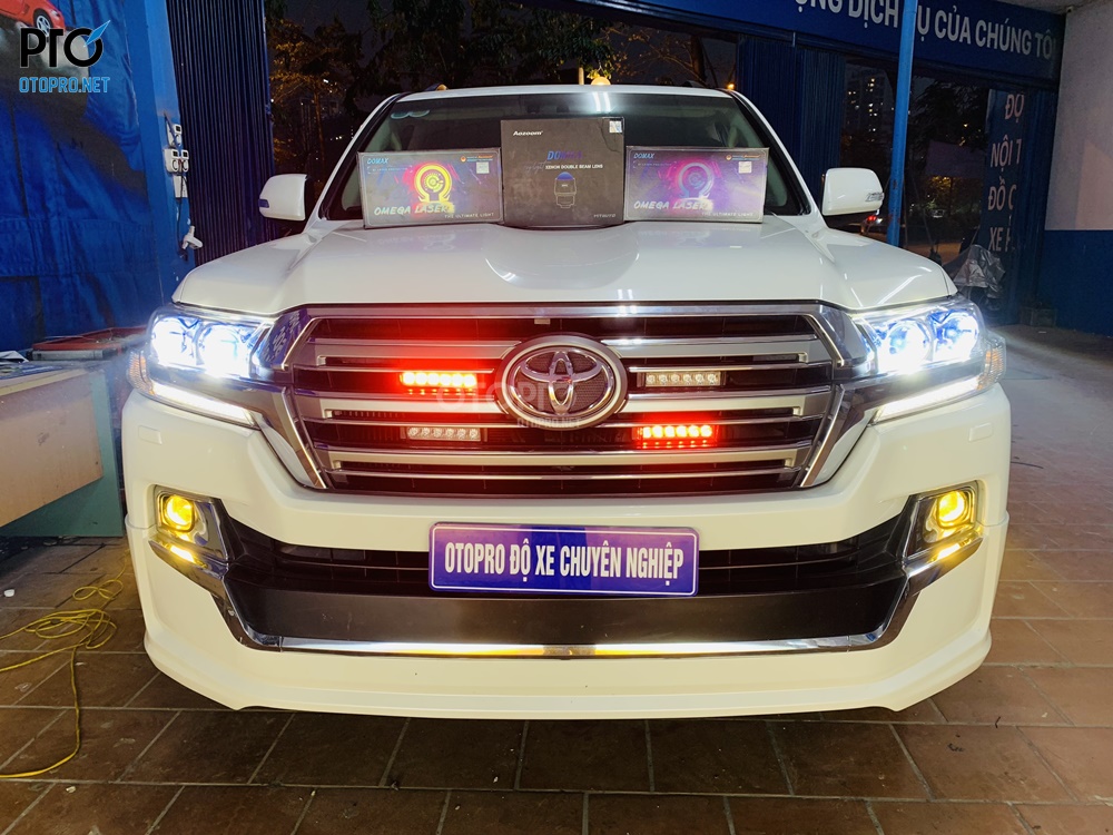Độ đèn Toyota Land Cruiser 2017 với 2 cặp bi laser Domax Omega