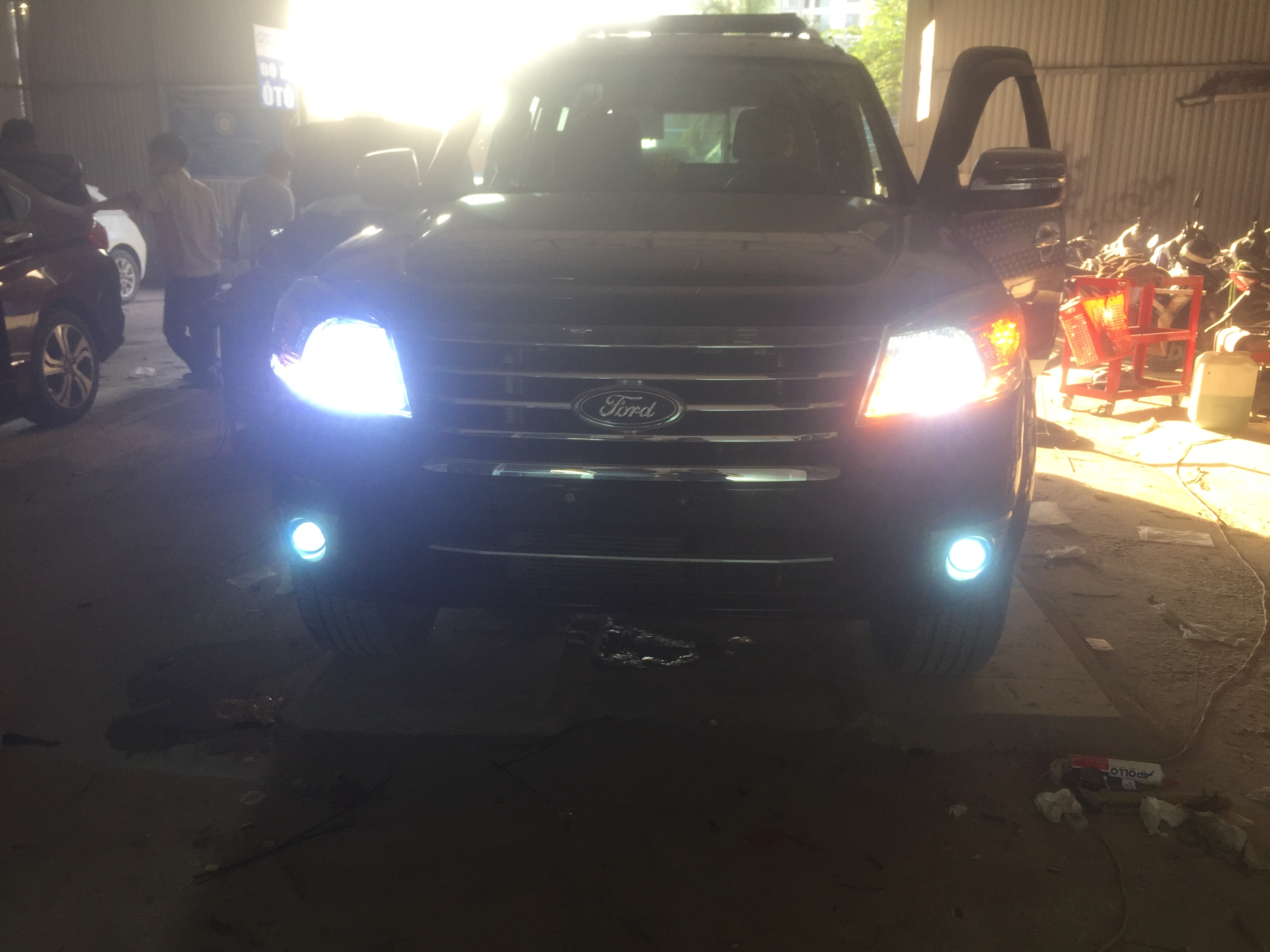 Độ bi hella 5, led mí và vòng angel xe Ford Everest