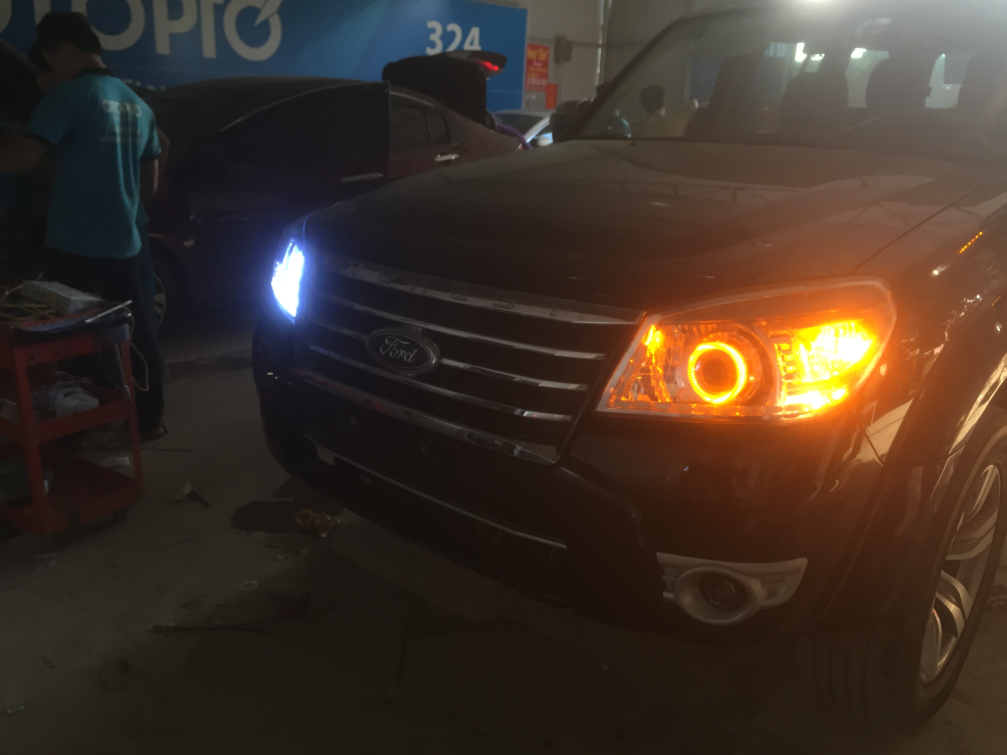 Độ bi hella 5, led mí và vòng angel xe Ford Everest