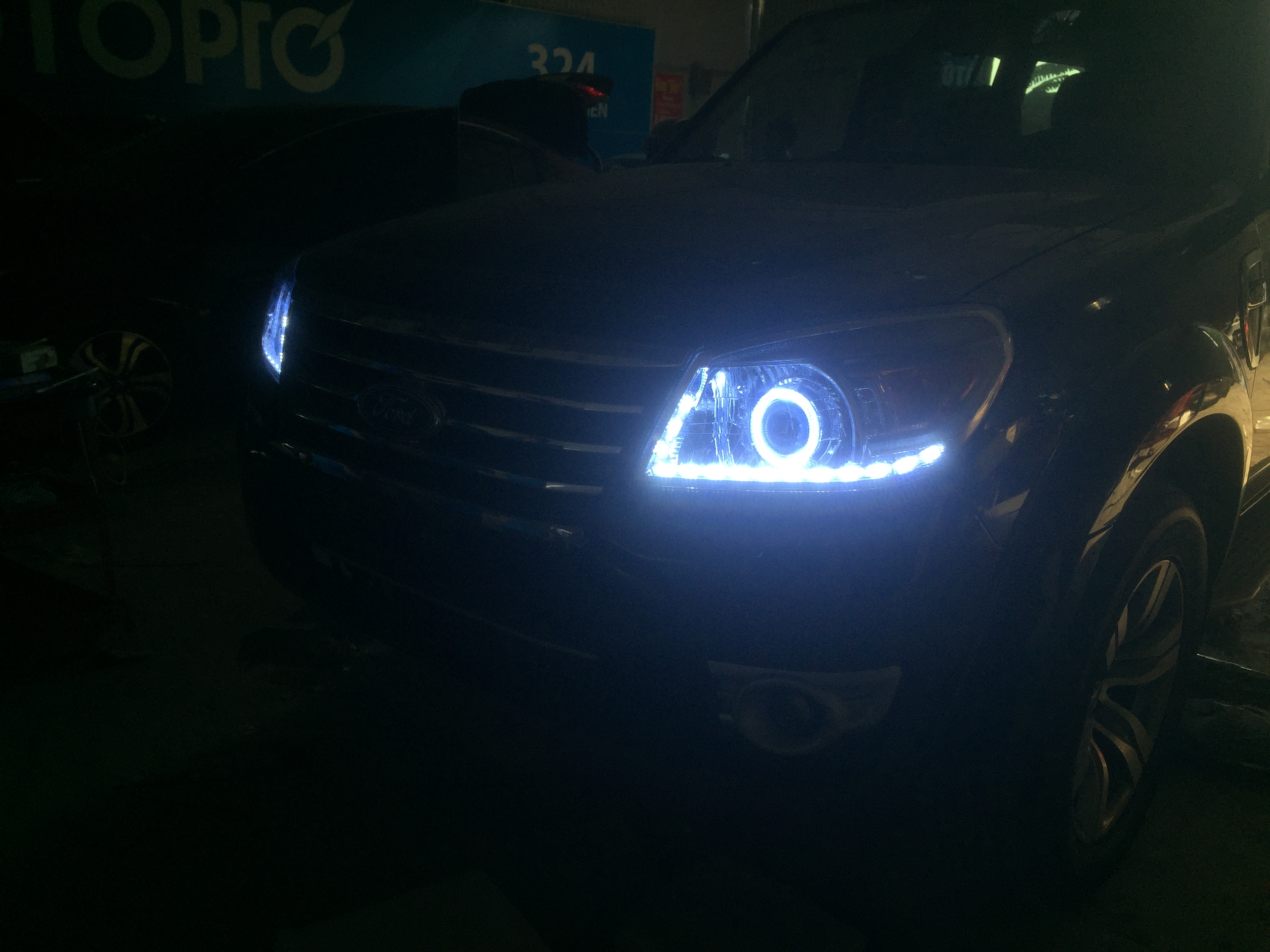 Độ bi hella 5, led mí và vòng angel xe Ford Everest