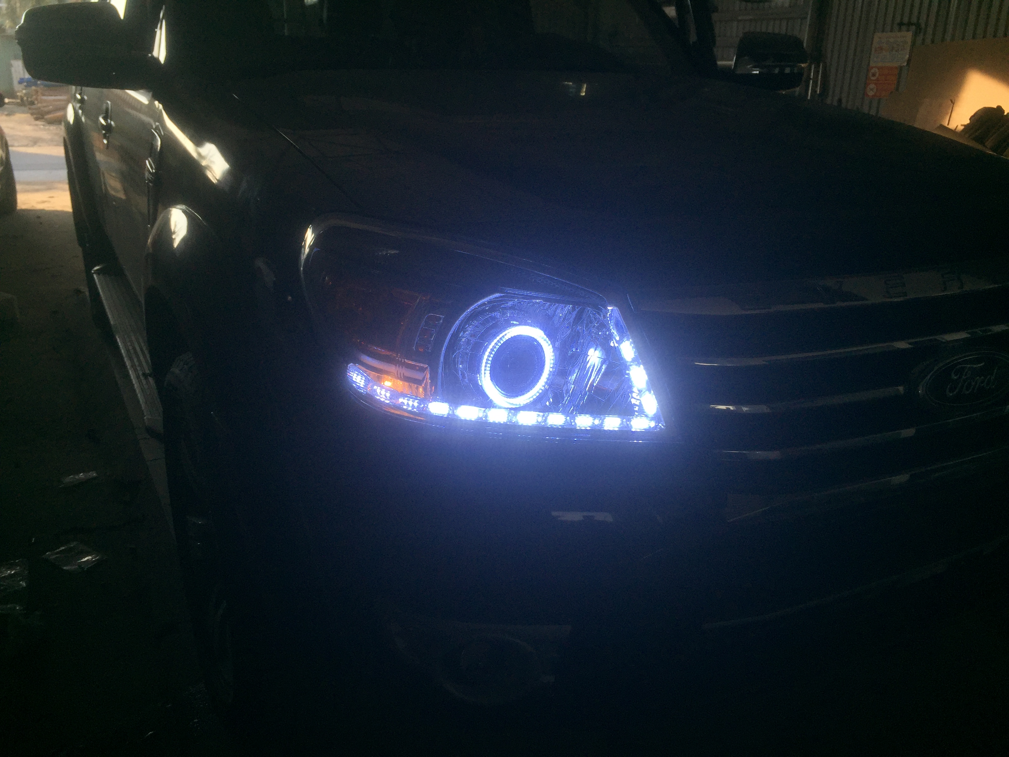 Độ bi hella 5, led mí và vòng angel xe Ford Everest