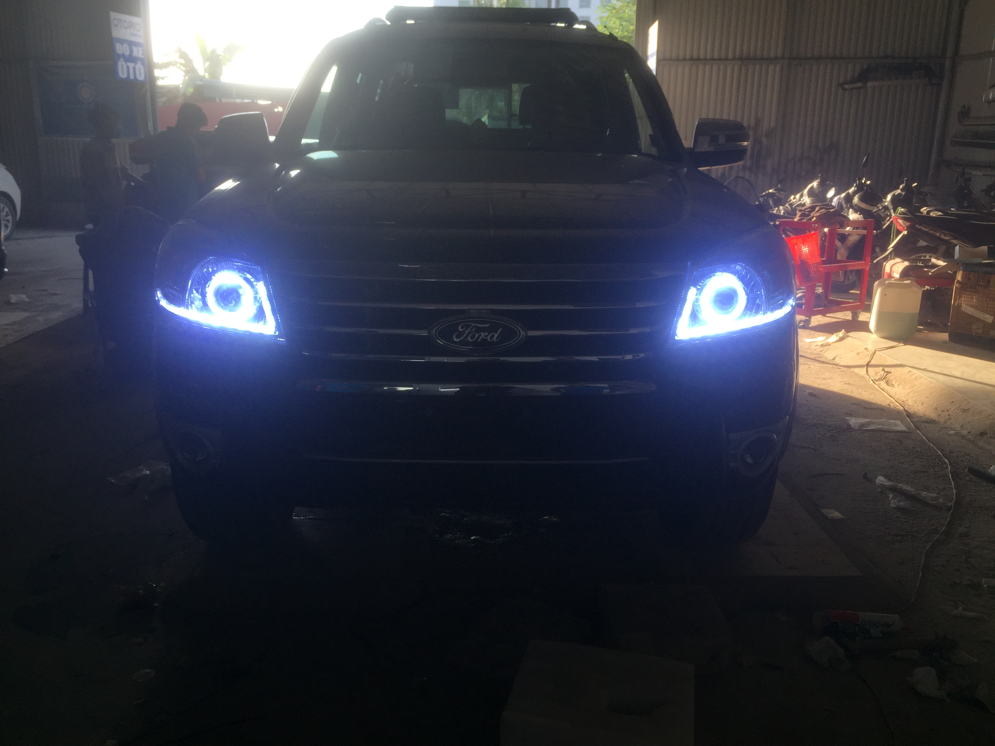 Độ bi hella 5, led mí và vòng angel xe Ford Everest