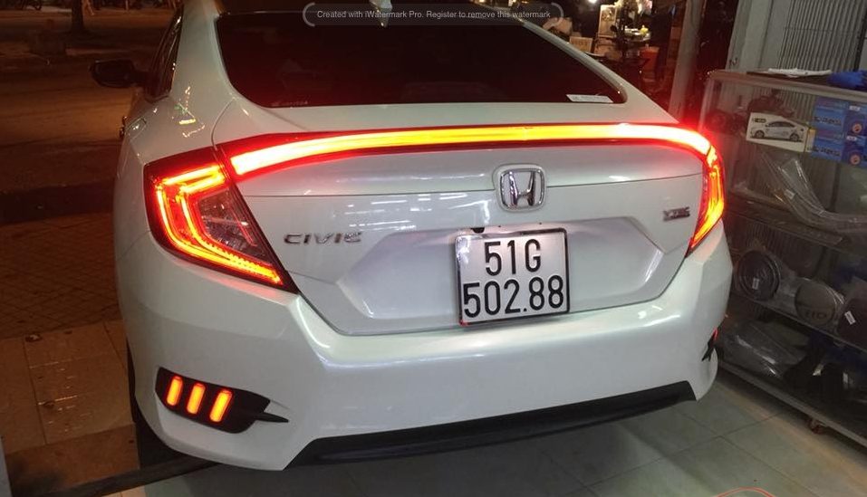 Đèn LED trên cốp xe Honda Civic 2018