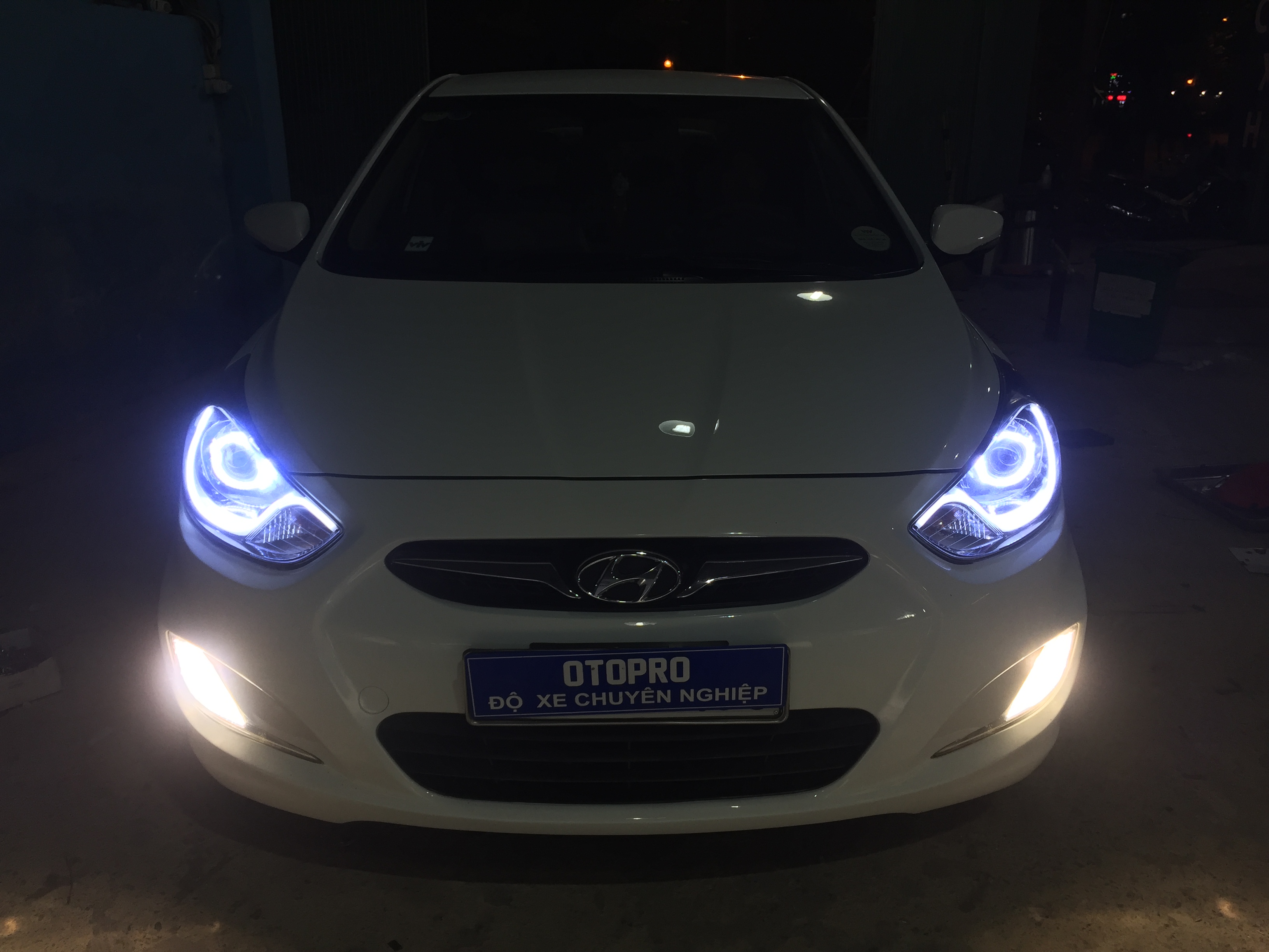 Hyundai Accent 2011 độ bi Q5 led mí silicon, vòng angel, xenon gầm!