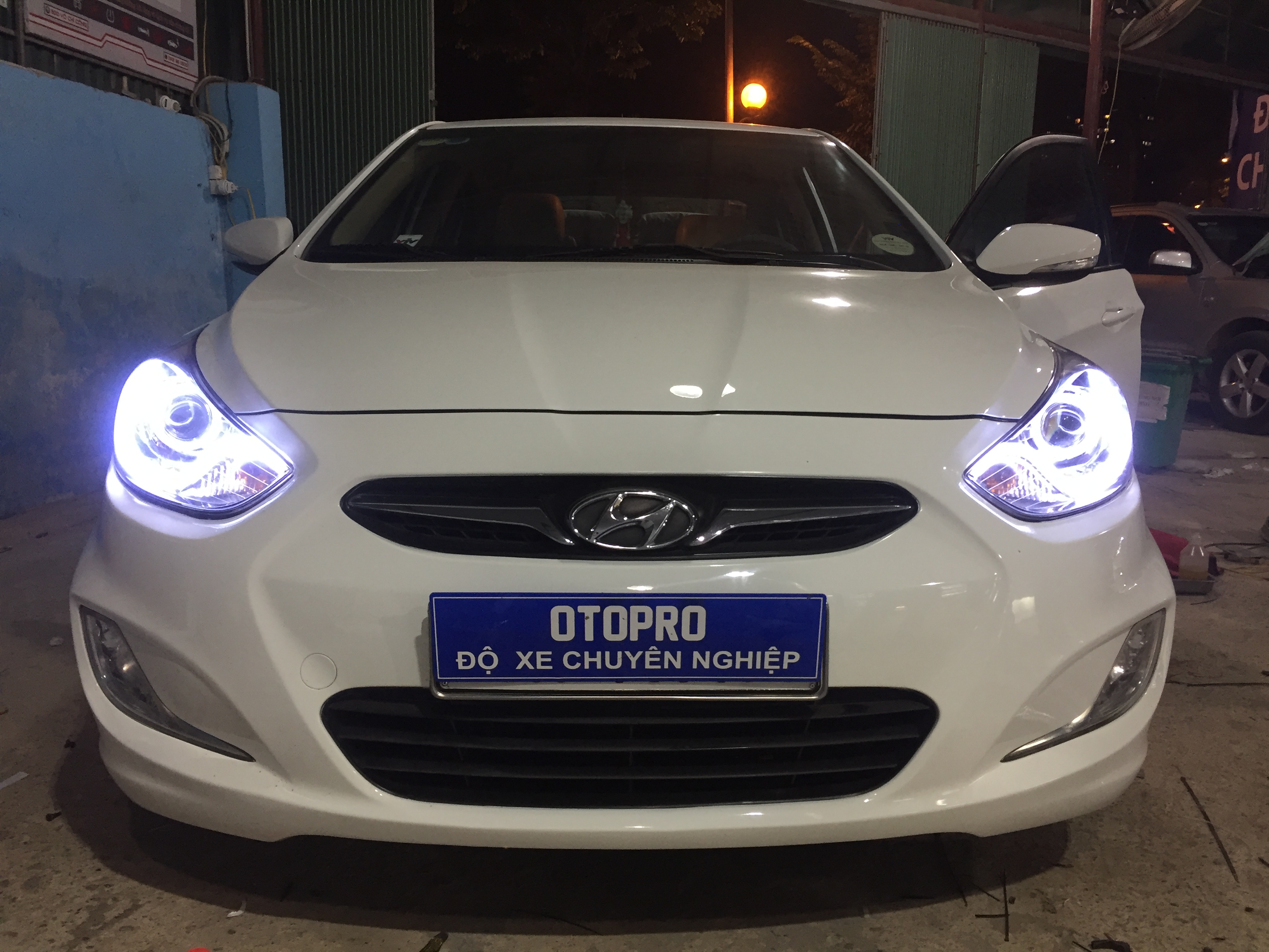 Hyundai Accent 2011 độ bi Q5 led mí silicon, vòng angel, xenon gầm!