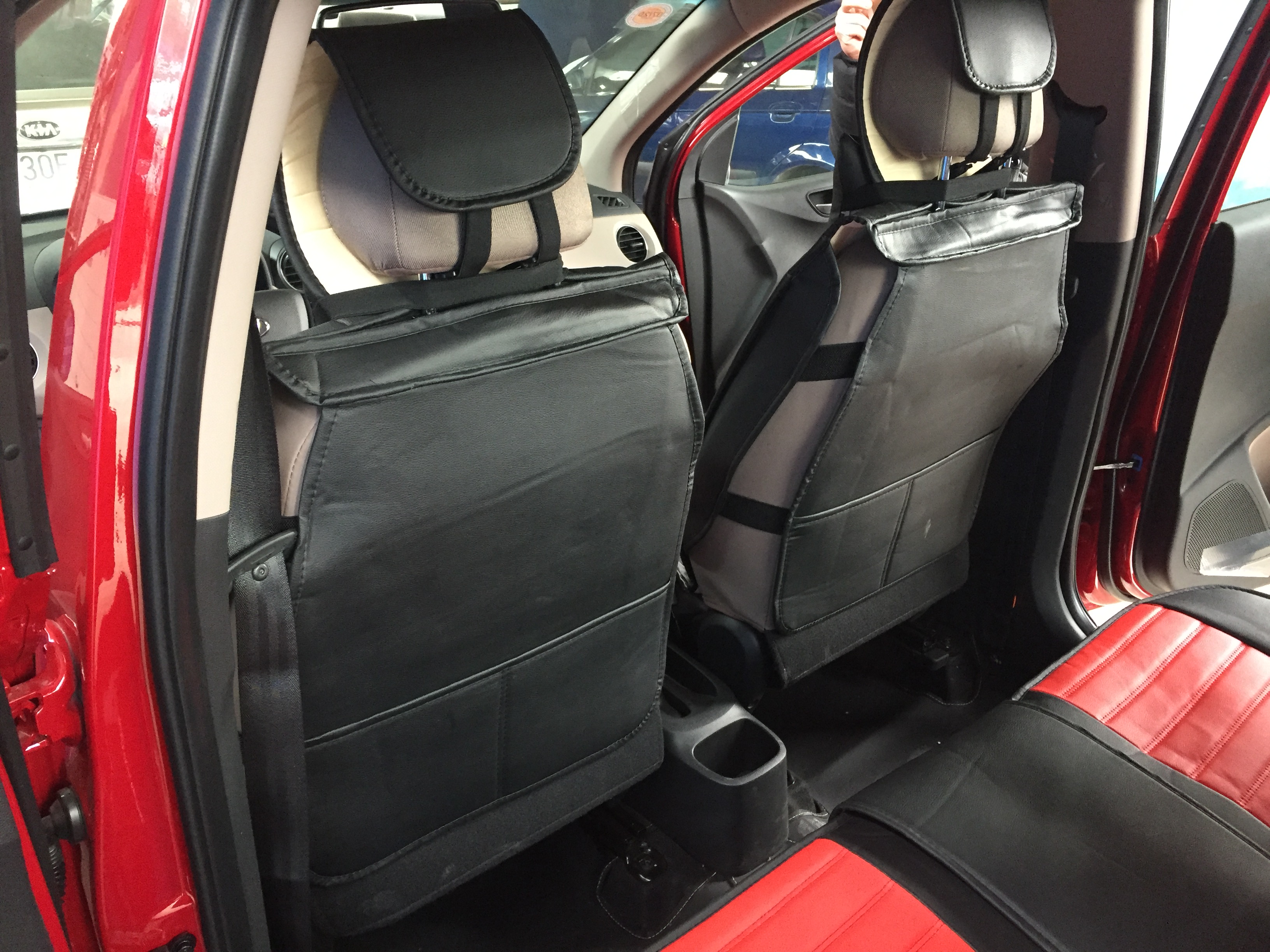 Hyundai I10 lắp áo ghế đỏ đen