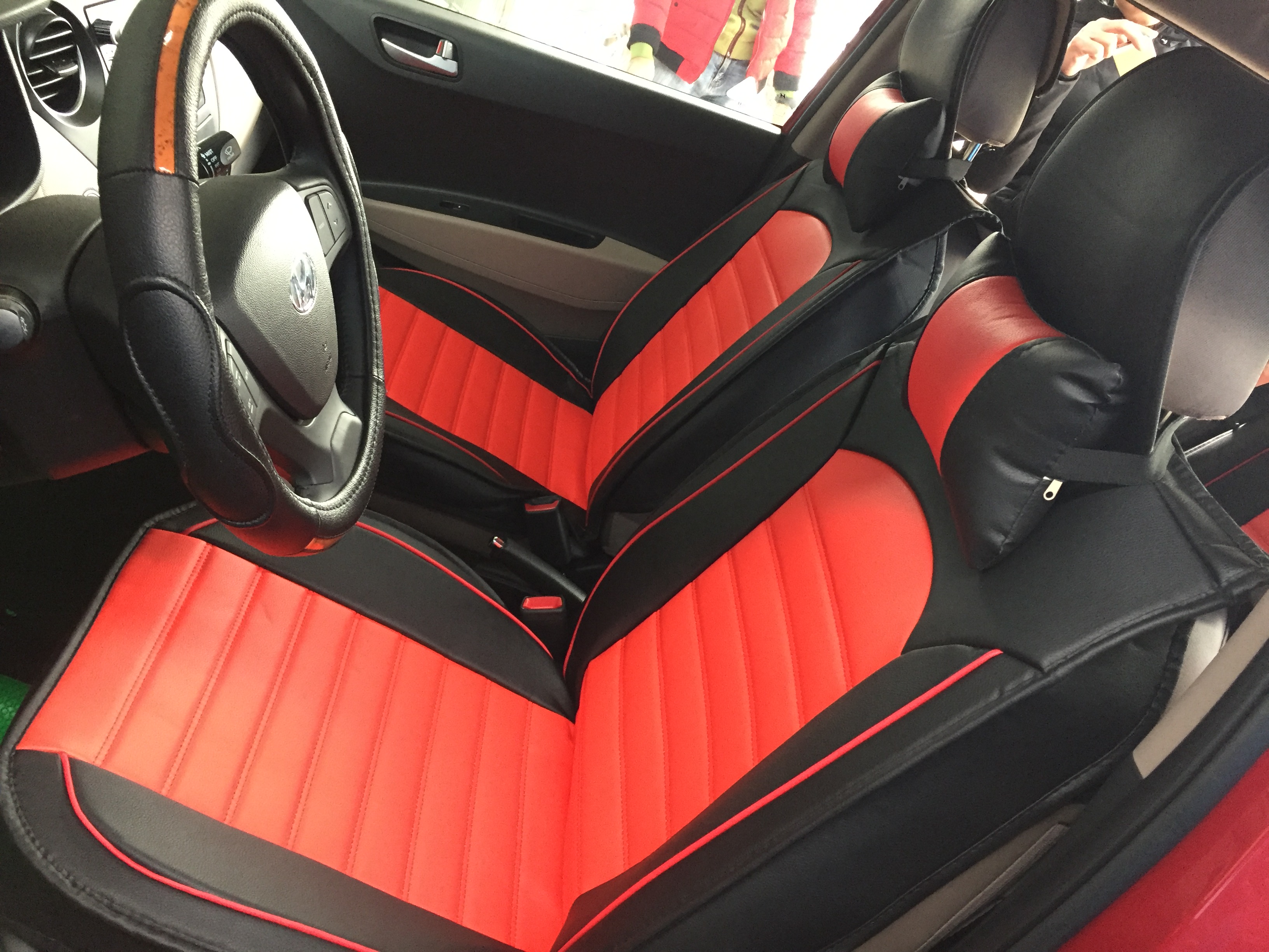 Hyundai I10 lắp áo ghế đỏ đen