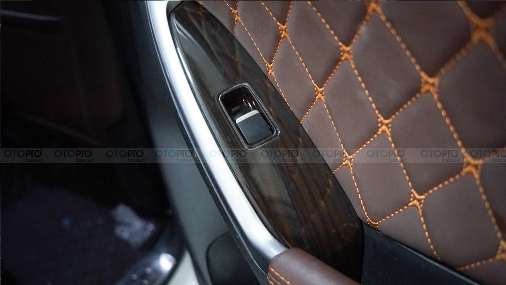 Mazda CX-5 bọc da ghế, trần, cửa và vô-lăng