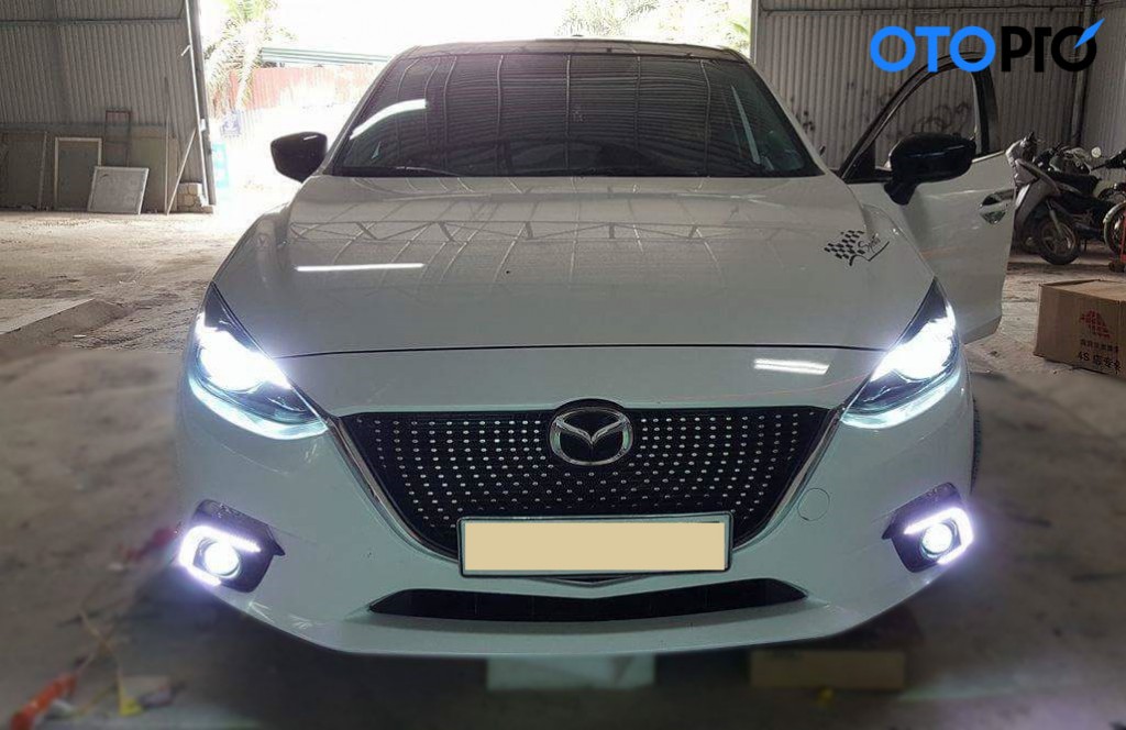 Độ xe Mazda3 – Độ đèn gầm LED + Đèn pha 2.0 và mặt ca lăng sao rơi + dán nóc panorama