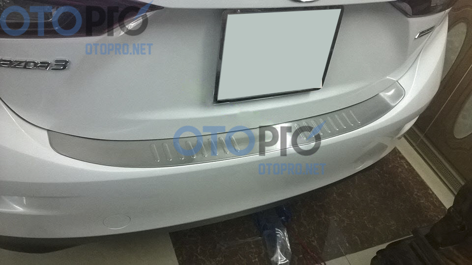 Ốp nẹp chống xước cốp sau bên ngoài xe Mazda 3 2015