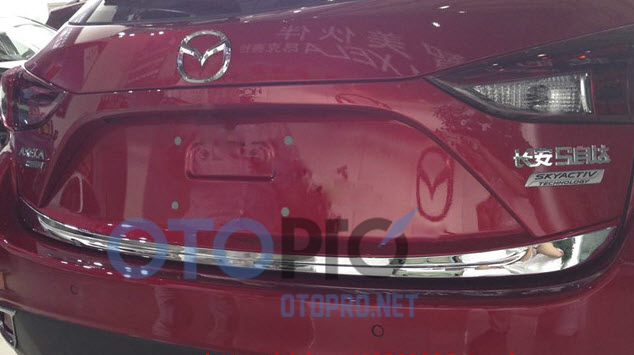 Nẹp trang trí cốp sau mạ crôm xe Mazda 3 Hatchback 2015