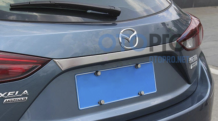 Ốp tay nắm mở cốp sau cho xe Mazda 3 Hatchback 2015
