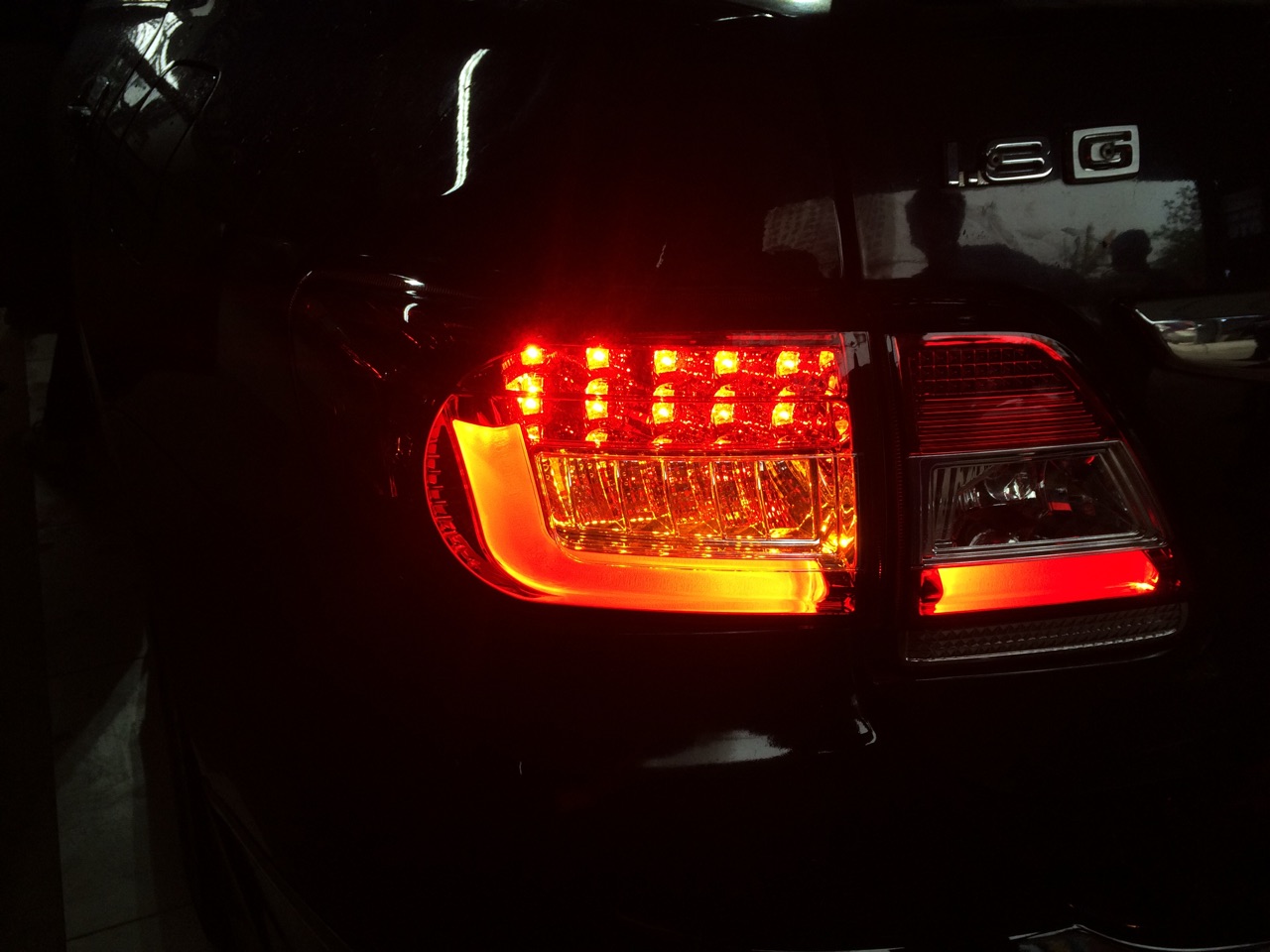 Toyota Altis 2011 lắp đèn hậu nguyên bộ